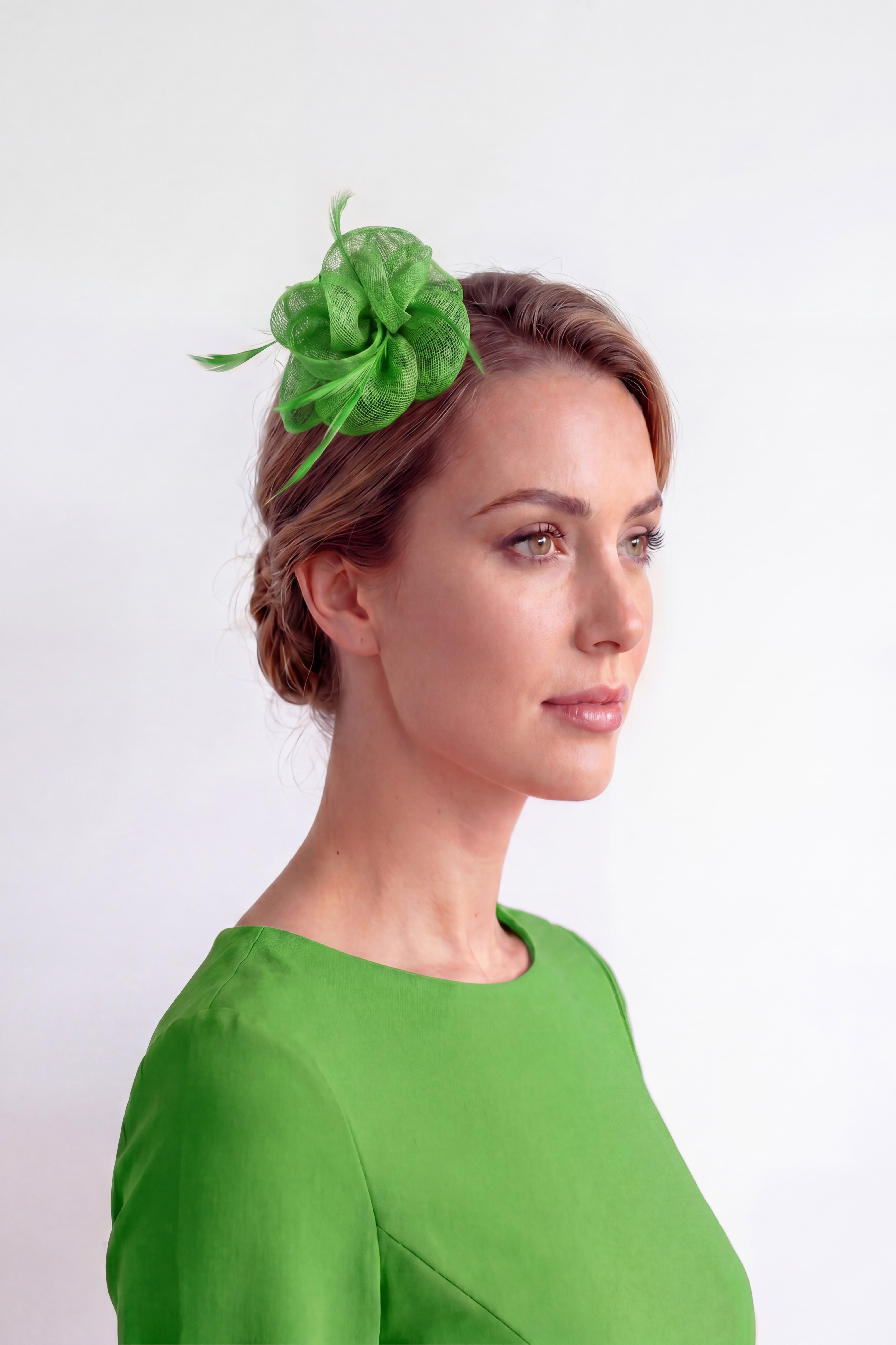 Small Sanity Flower Fascinator with Feather Trim – Dual Wear Brooch & Hair Clip