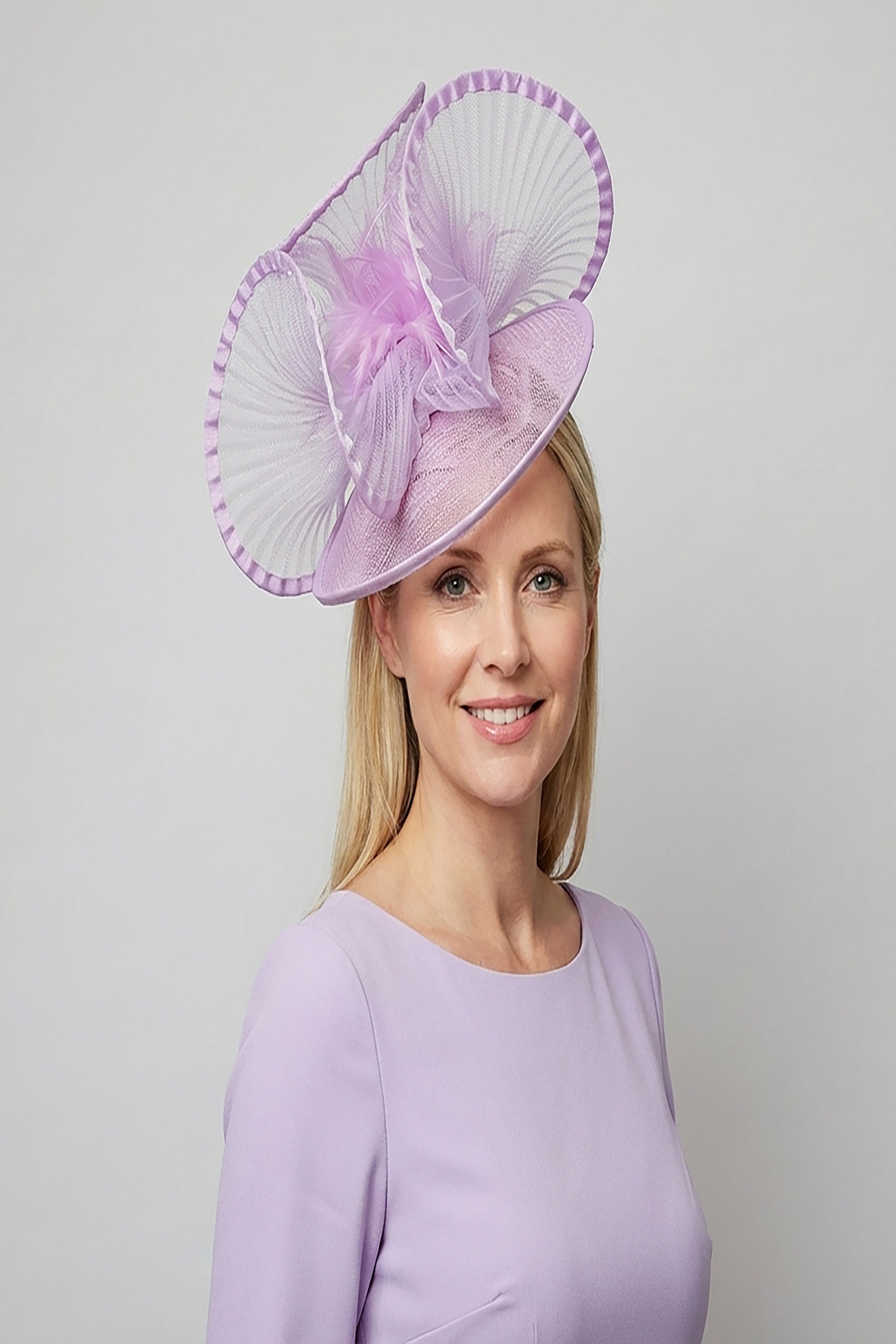 Dramatic Fan Mesh Disc Fascinator with Feather Centre Pin