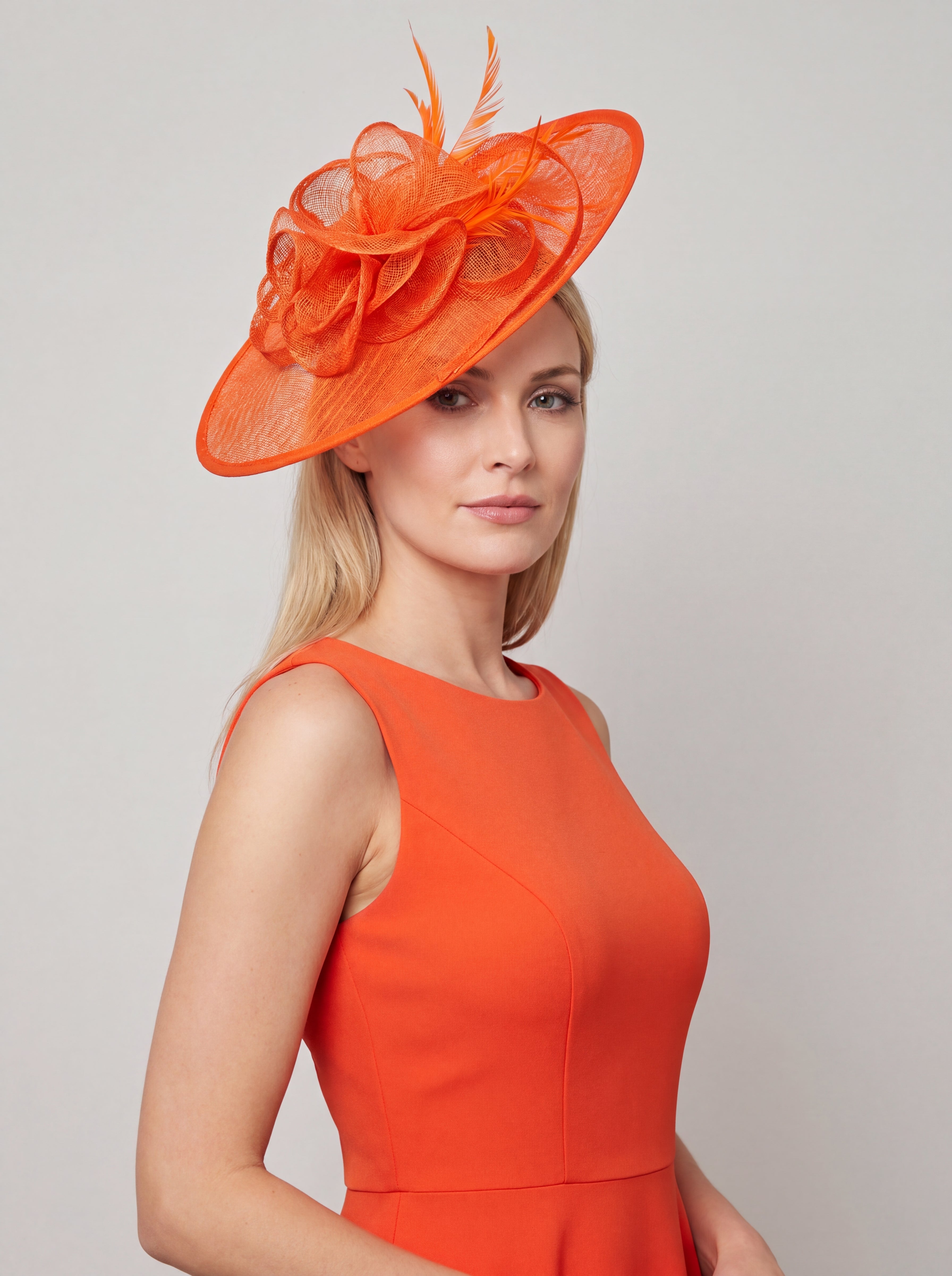 Elegant Wide Brim Sinamay Fascinator Hat with Feather & Floral Trim – Wedding Race Day Headpiece