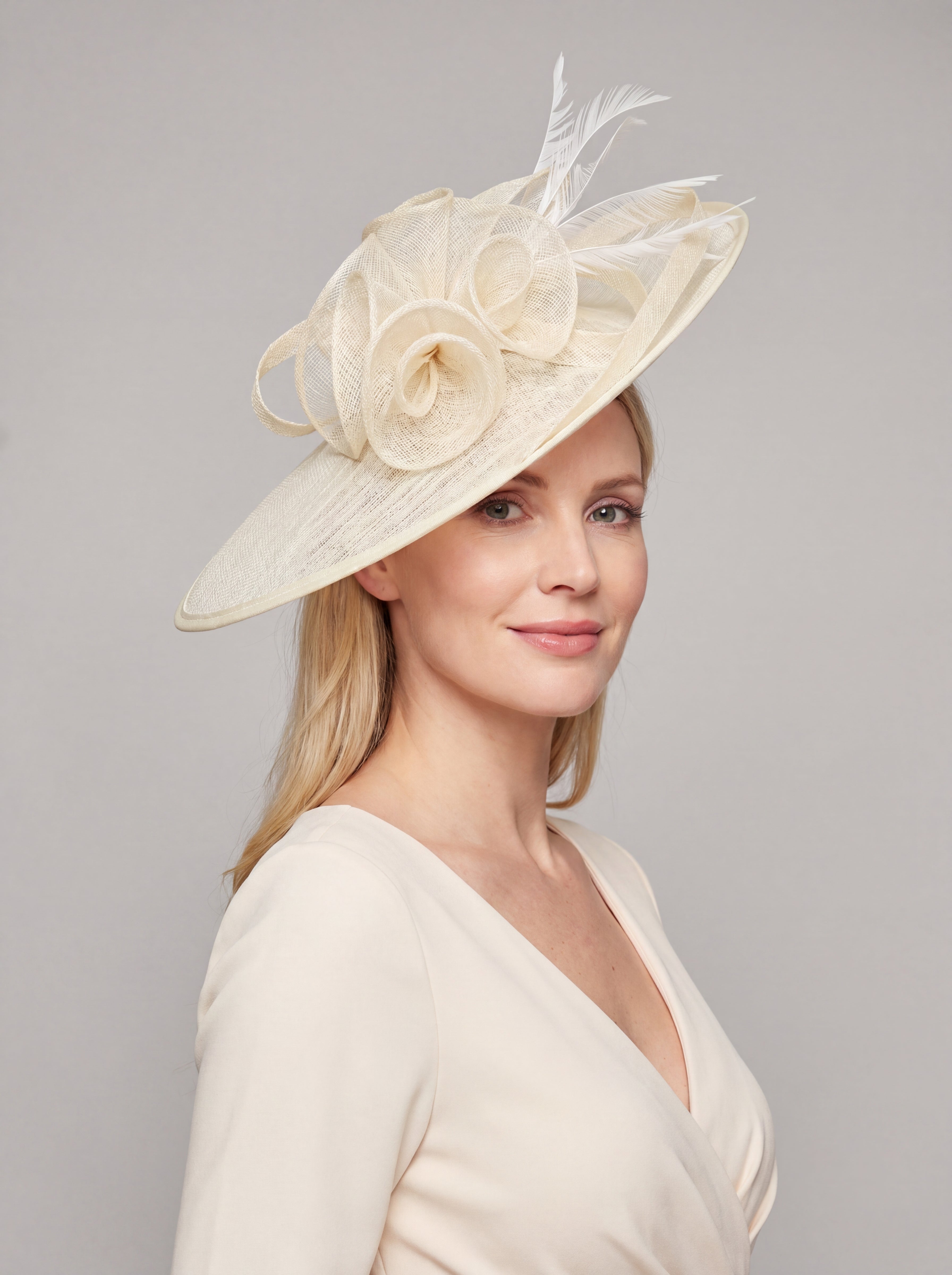 Elegant Wide Brim Sinamay Fascinator Hat with Feather & Floral Trim – Wedding Race Day Headpiece