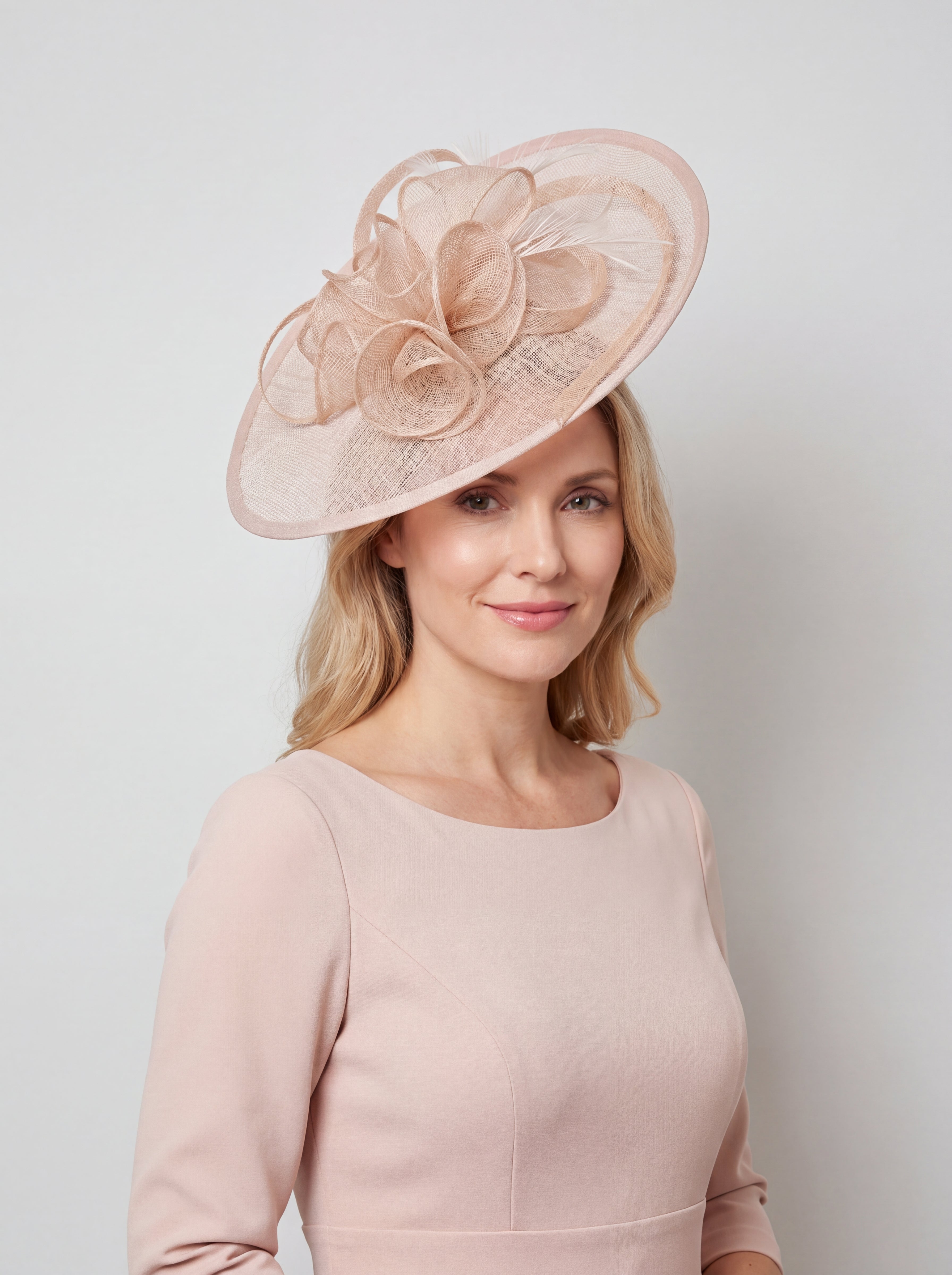 Elegant Wide Brim Sinamay Fascinator Hat with Feather & Floral Trim – Wedding Race Day Headpiece